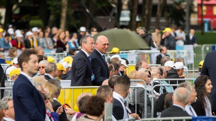 PM Pavel Filip shook hands of Pope Francis in Iasi 