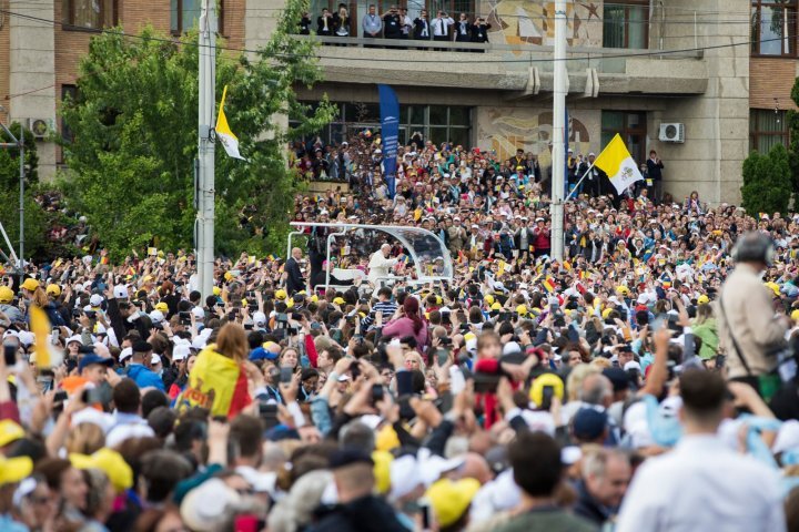 PM Pavel Filip shook hands of Pope Francis in Iasi 