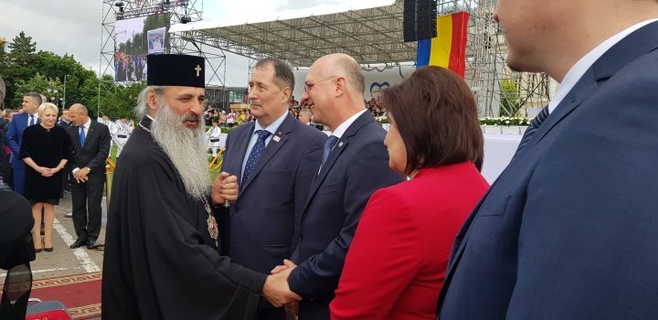 PM Pavel Filip shook hands of Pope Francis in Iasi 