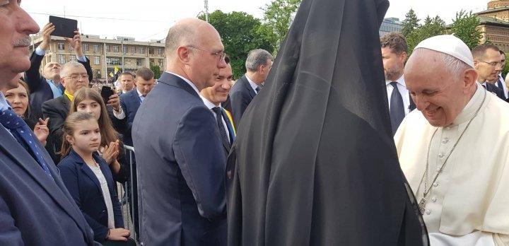 PM Pavel Filip shook hands of Pope Francis in Iasi 