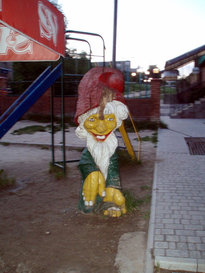 Extremely creepy Russian kids' playground (PHOTO GALLERY)