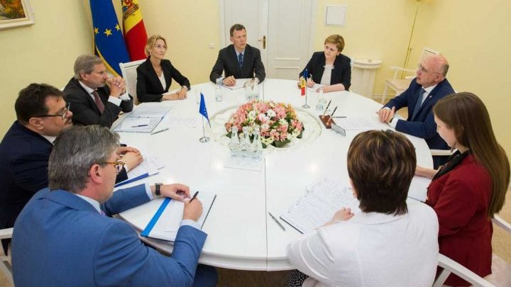 Our country's political situation and relations between Moldova and EU discussed by Pavel Filip and Johannes Hahn