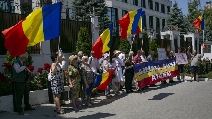 Unionists gather in front of Russian Embassy: Have a good national day! Go home! 