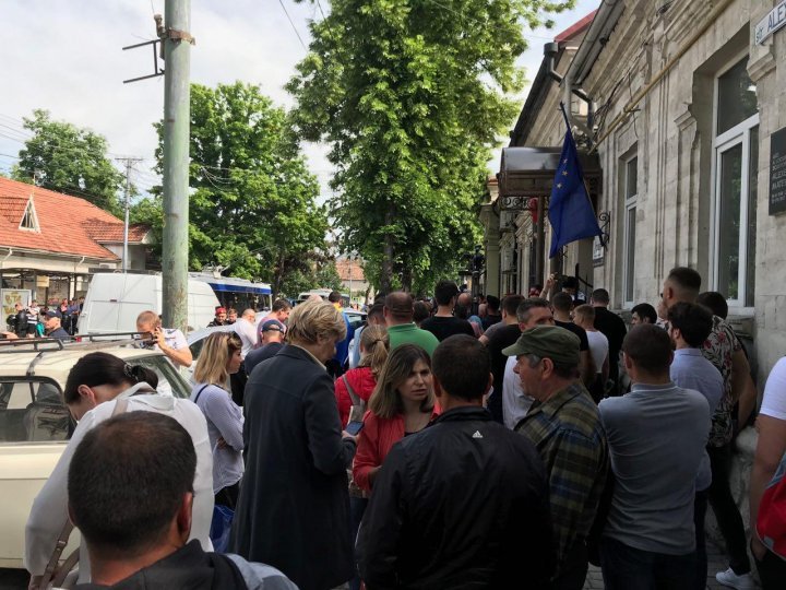 Unionists and combatants rally against PAS's post decision at party headquarter (photo)