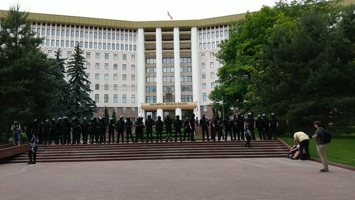 Parliament protest: 10,000 people rally against early elections and demand political stability (photo)