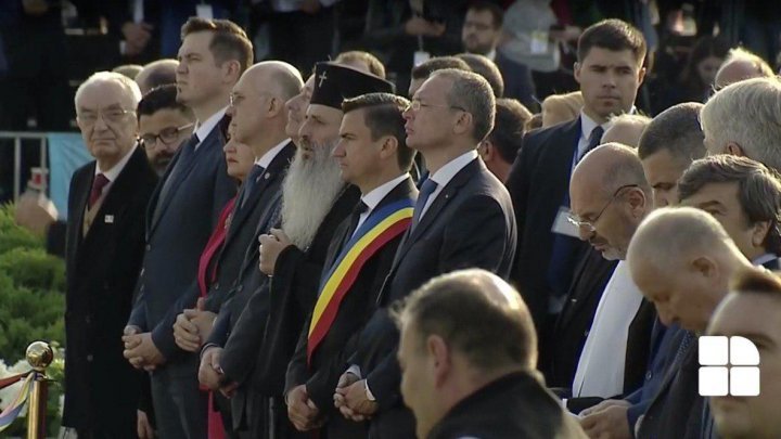 PM Pavel Filip shook hands of Pope Francis in Iasi 