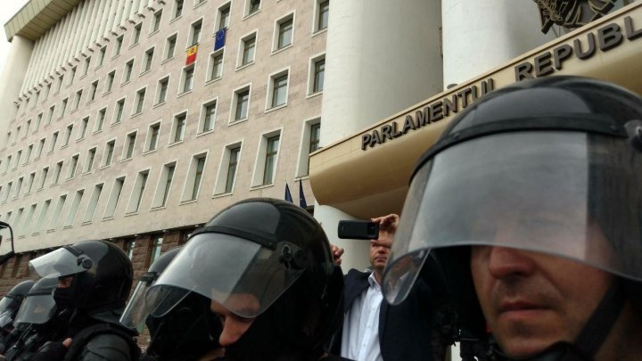 Nastase is afraid of the Moldovan citizens. He hides behind policemen 