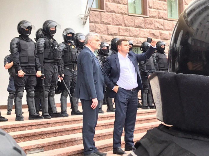 Nastase is afraid of the Moldovan citizens. He hides behind policemen 