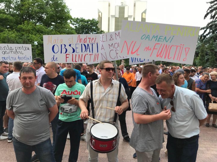 Messages of protesters in front Parliament: We're here to protest against snap elections and we support PDM, the party who work for people 