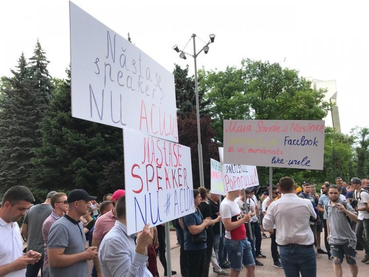 Messages of protesters in front Parliament: We're here to protest against snap elections and we support PDM, the party who work for people 