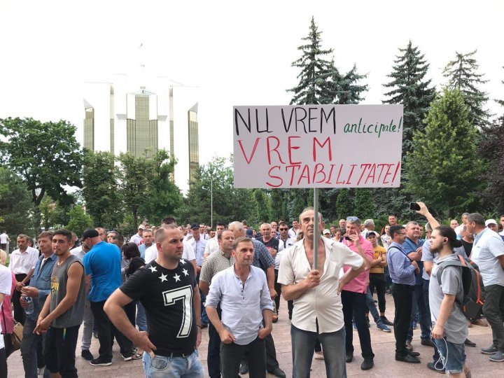 Messages of protesters in front Parliament: We're here to protest against snap elections and we support PDM, the party who work for people 