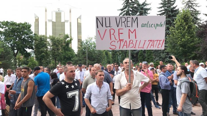 Messages of protesters in front Parliament: We're here to protest against snap elections and we support PDM, the party who work for people 