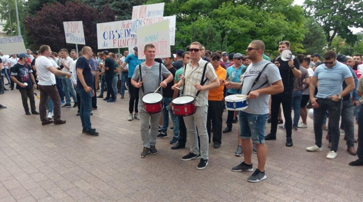 Messages of protesters in front Parliament: We're here to protest against snap elections and we support PDM, the party who work for people 