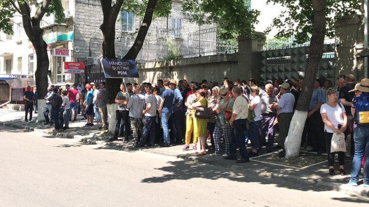 Assembly Square rally: Vlad Plahotniuc and supporters guard Constitutional decision 