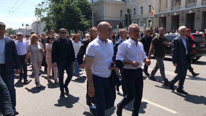 Assembly Square rally: Vlad Plahotniuc and supporters guard Constitutional decision 