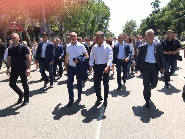 Assembly Square rally: Vlad Plahotniuc and supporters guard Constitutional decision 