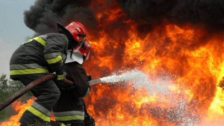 Roof burned down after a fire in Durlesti. The fire-source may be a lightning