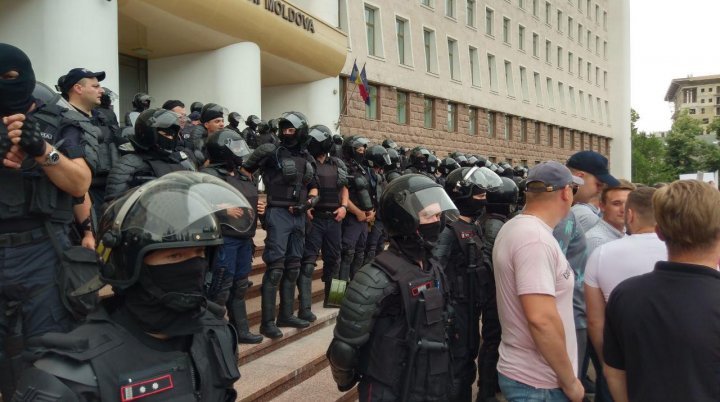 Parliament protest: 10,000 people rally against early elections and demand political stability (photo)