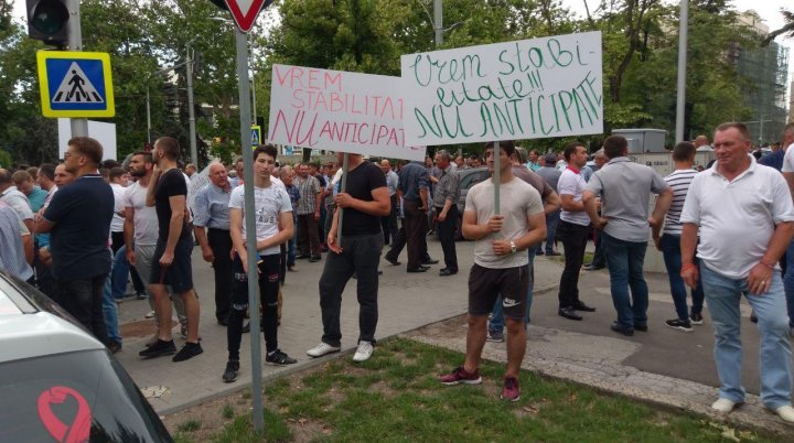 Parliament protest: 10,000 people rally against early elections and demand political stability (photo)