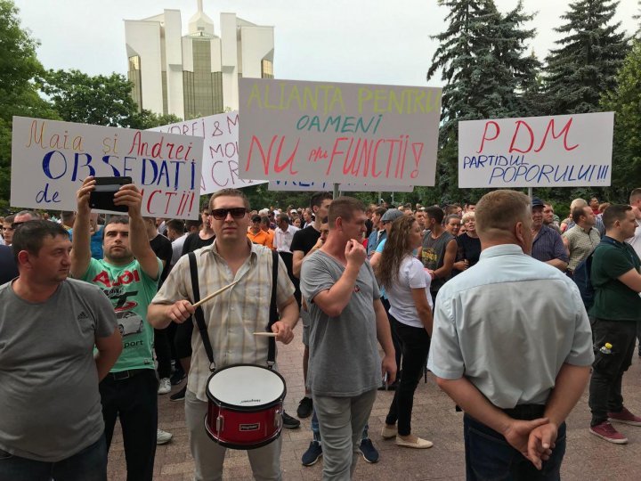 Parliament protest: 10,000 people rally against early elections and demand political stability (photo)