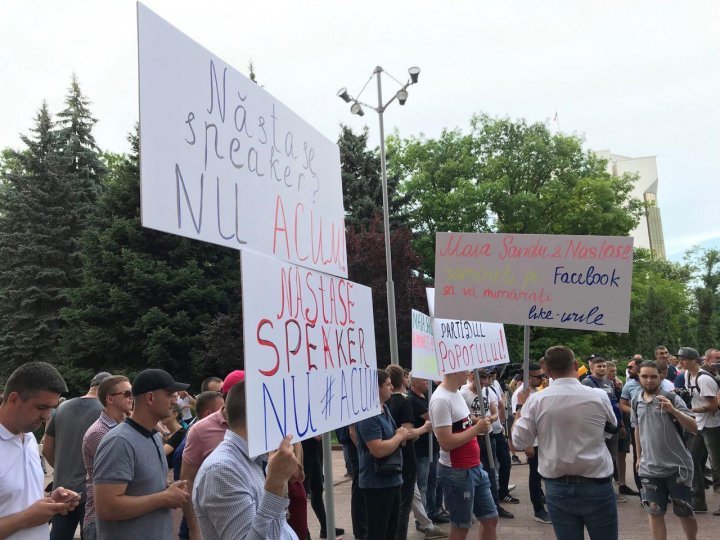 Parliament protest: 10,000 people rally against early elections and demand political stability (photo)