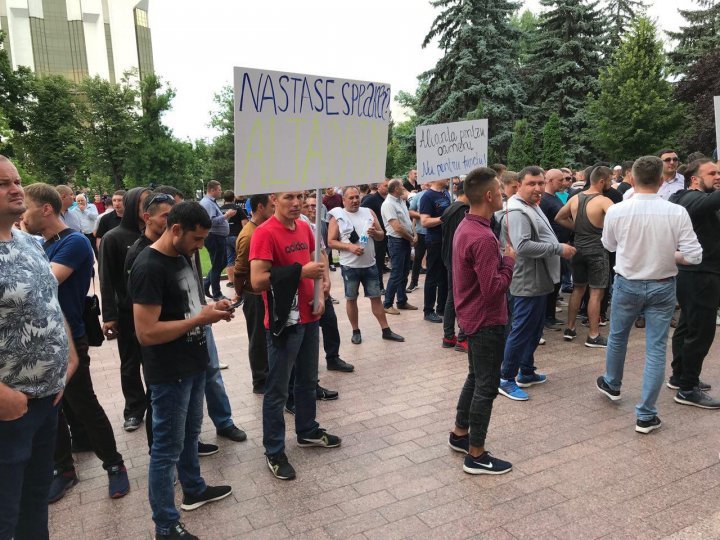 Parliament protest: 10,000 people rally against early elections and demand political stability (photo)