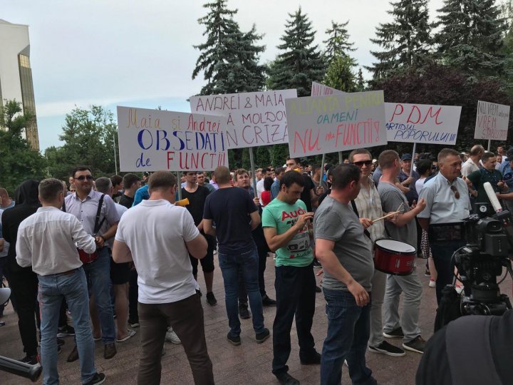 Parliament protest: 10,000 people rally against early elections and demand political stability (photo)