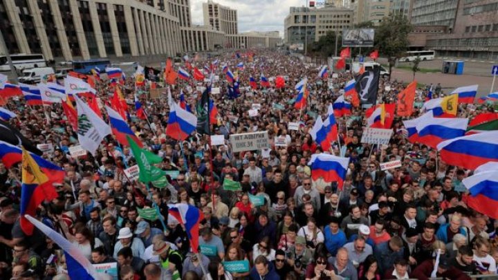 Thousands protest in Moscow for free and fair elections 