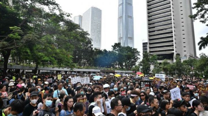 Hong Kong protesters block major roads and defy a police ban