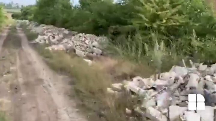 Distressing images in Grătiești: Tons of various waste dumped on roadsides 