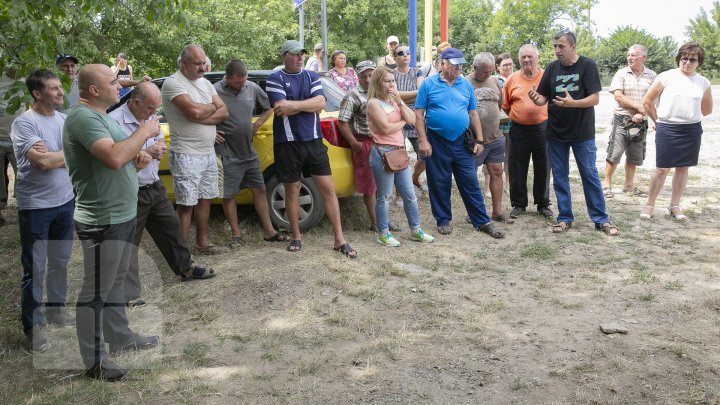 Anenii Noi locals rallied for bad roads linking Teliţa Nouă and Puhăceni (photo report)