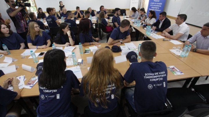 Premiere for Moldova: Moldovan-Romanian young people voice concern at school on anti-corruption 