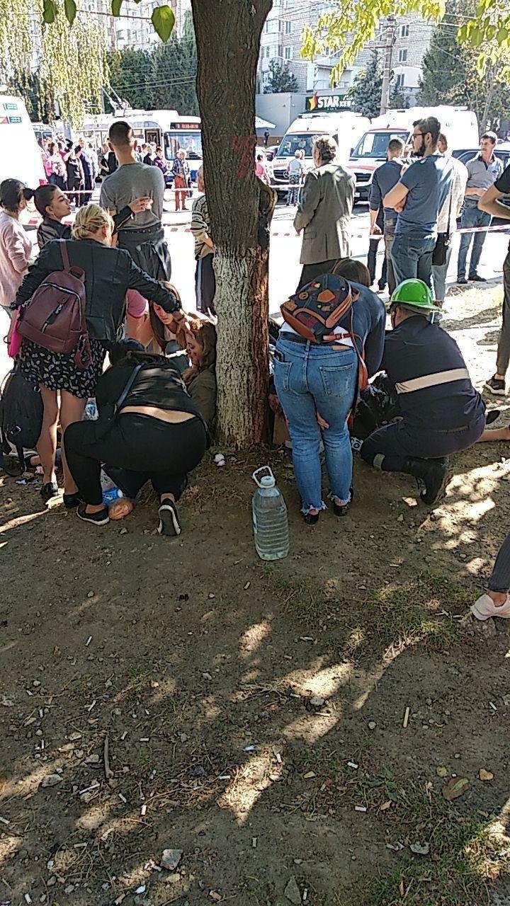 Trolleybus jumps sidewalk after road crash in Chisinau 