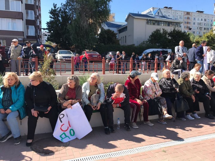 People rally outside Chisinau court to request Marina Tauber release 