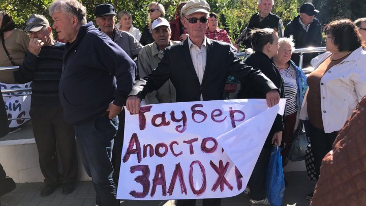 People rally outside Chisinau court to request Marina Tauber release 