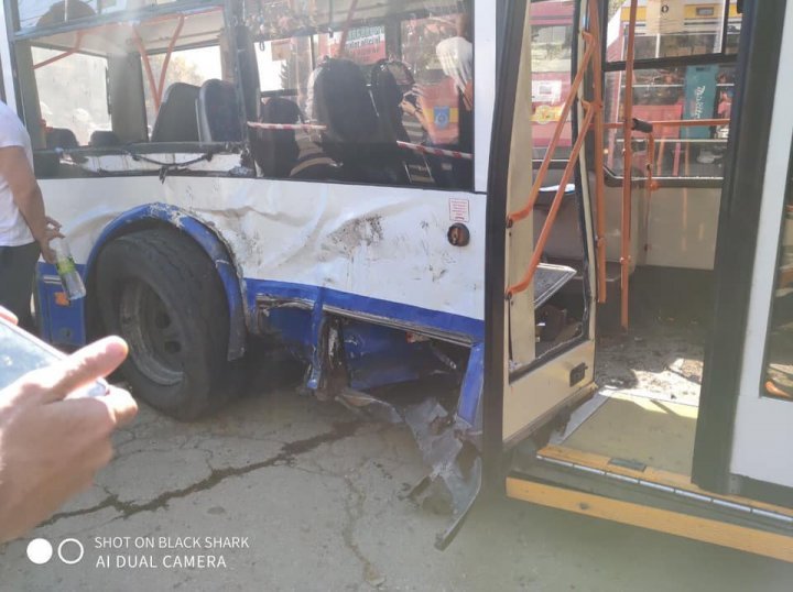 Trolleybus jumps sidewalk after road crash in Chisinau 