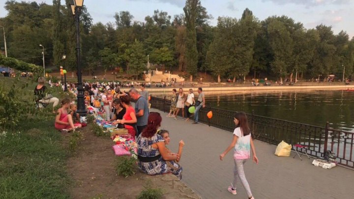 Dozens children sell their own toys, books at second-hand fair in Chisinau 