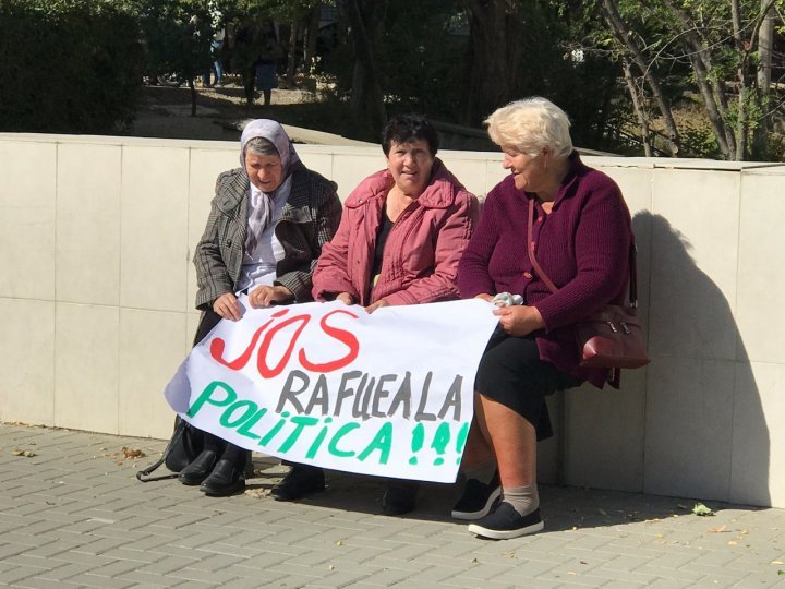 People rally outside Chisinau court to request Marina Tauber release 