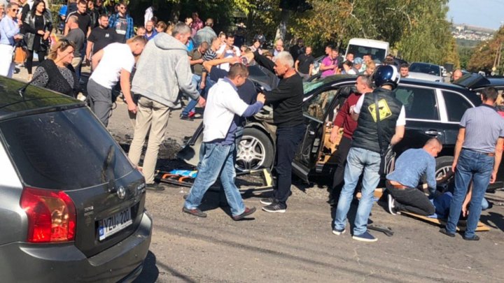 Trolleybus jumps sidewalk after road crash in Chisinau 