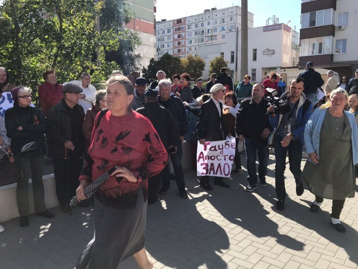 People rally outside Chisinau court to request Marina Tauber release 