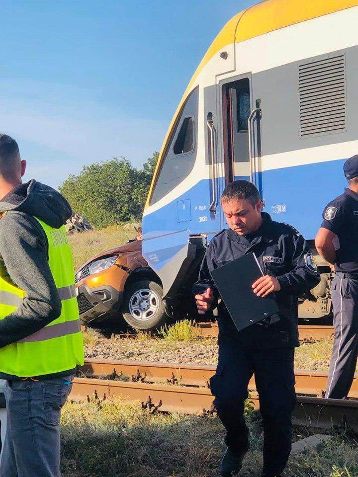 Man killed after crossing railway at red light (photo/video)