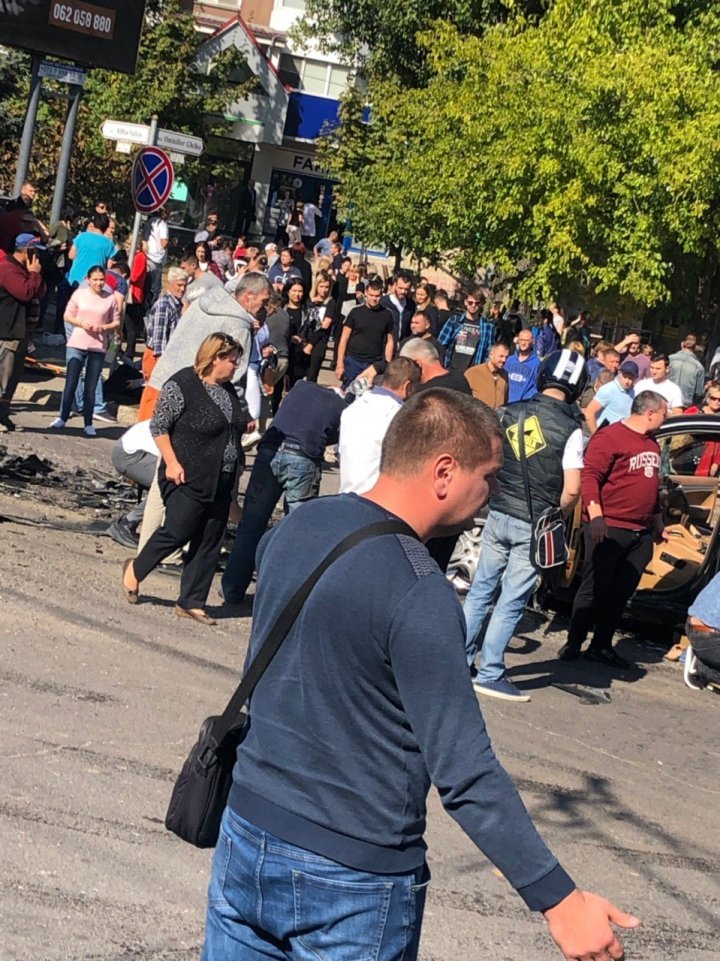 Trolleybus jumps sidewalk after road crash in Chisinau 