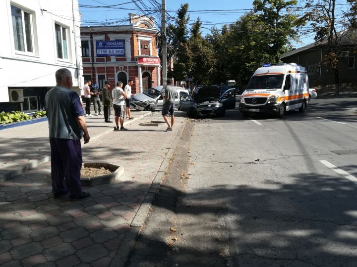 Two cars hit violently at Chisinau center (photo)