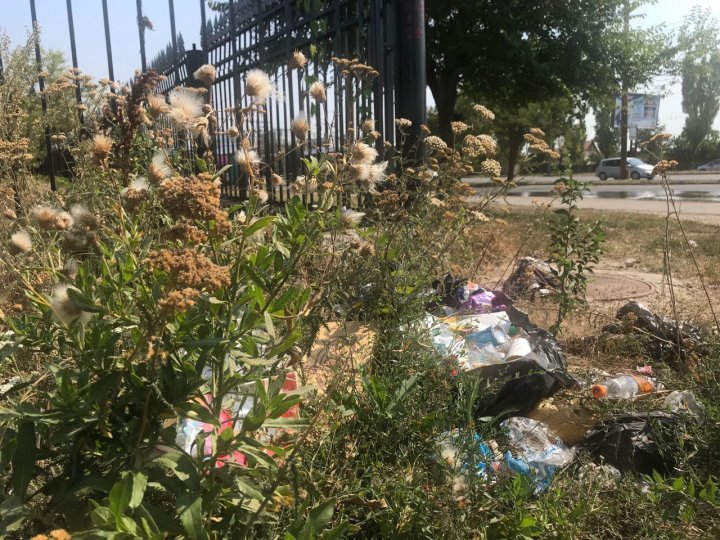 Piles of trash around the Defense Ministry. Igor Dodon will not pass that way (PHOTOS)