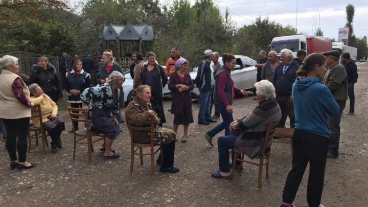 Protest with chairs: Grigorauca and Soroca villagers blocked the road connecting Soroca with Otaci (VIDEO)