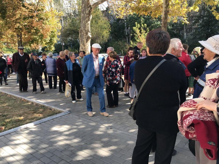 Maximum mobilization at the Chisinau Court of Appeal. Supporters of SOR MPs Marina Tauber and Reghina Apostolova demand their release