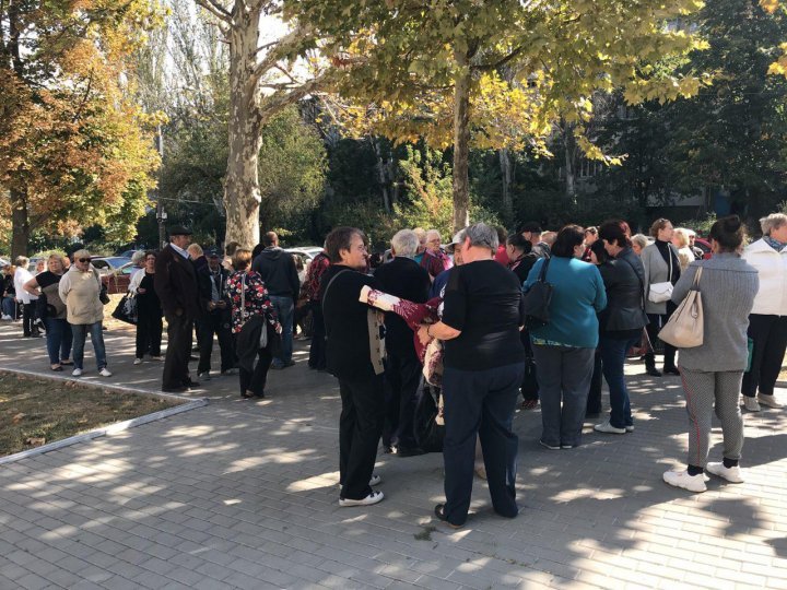 Maximum mobilization at the Chisinau Court of Appeal. Supporters of SOR MPs Marina Tauber and Reghina Apostolova demand their release