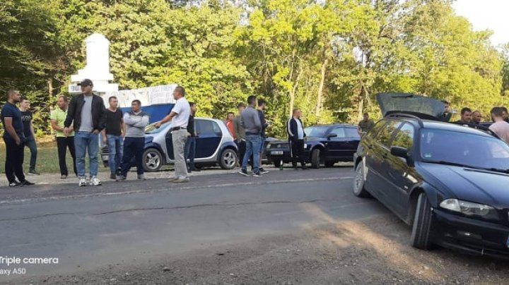 Protest on the Orhei- Calarasi route. Nearly 100 drivers have blocked the road, because they are unhappy with it's quality (PHOTO)