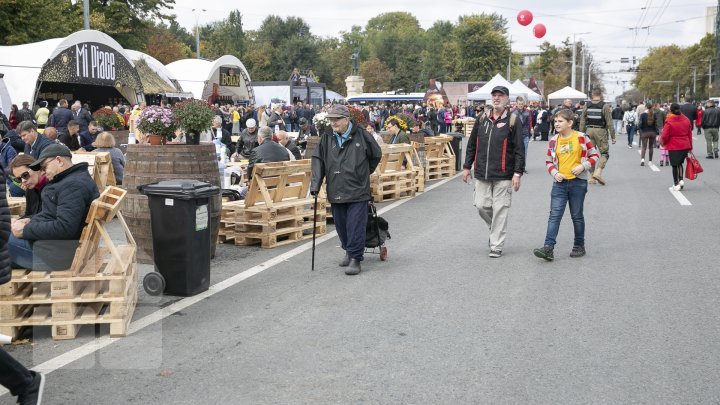 National Wine Day gathers thousands of Moldovan and foreign visitors (photo report)