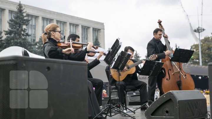 National Wine Day gathers thousands of Moldovan and foreign visitors (photo report)